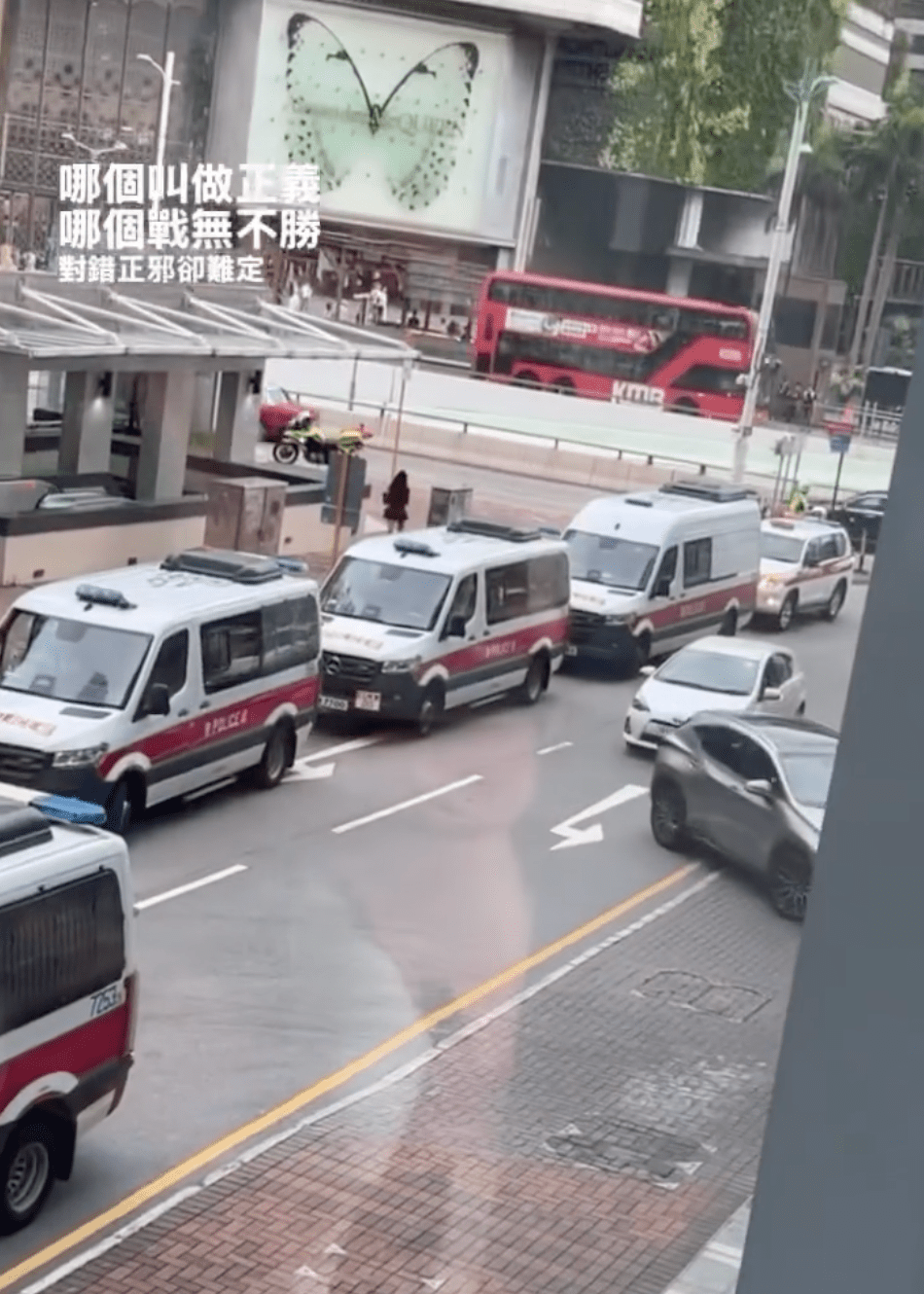 網上流傳片段顯示,大批軍裝警員及反恐特勤隊人員一度持盾出動,封鎖中間道及港鐵尖沙咀站K出口一帶。Threads@manshiu__impecc 網上流傳片段顯示,大批軍裝警員及反恐特勤隊人員一度持盾出動,封鎖中間道及港鐵尖沙咀站K出口一帶。Threads@manshiu__impecc