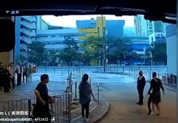 黑衫男多次走近，以身體迫向車長。fb 車cam L（香港群組）MagentaGrapefruit4881