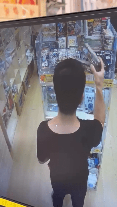租戶許小姐形容涉事竊匪明目張膽，旁若無人般實施「零元購」，專對保安度低的Pokémon日版卡格仔櫃下手。(cctv截圖)