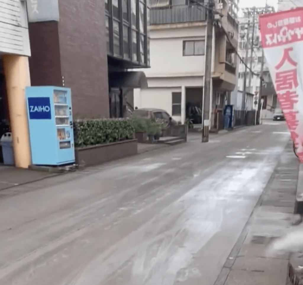 街道两旁的建筑物外墙、行驶中的电车以及停泊在路边的私家车全部“变装”，表面满是灰色泥浆。