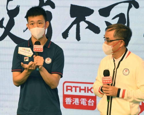 田径神奇小子苏桦伟(左)叮嘱后辈轻装上阵，警惕自己不要放弃便能取得成果。郭晋朗摄