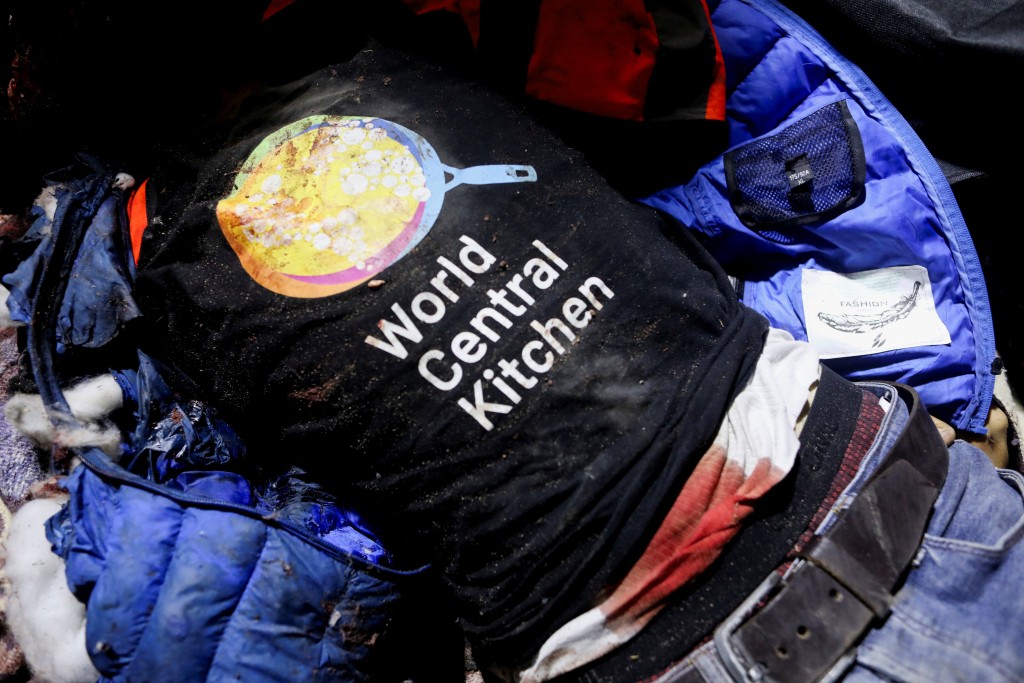 遇害者身上穿有世界中央厨房标志衣服。路透社