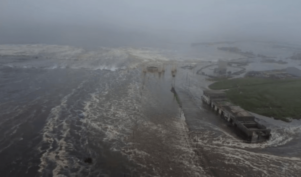 海嘯淹沒俄羅斯小鎮部分地區。路透社 海嘯淹沒俄羅斯小鎮部分地區。路透社