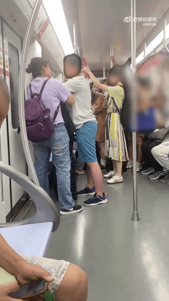 一名男童和媽媽坐地鐵情緒激動。