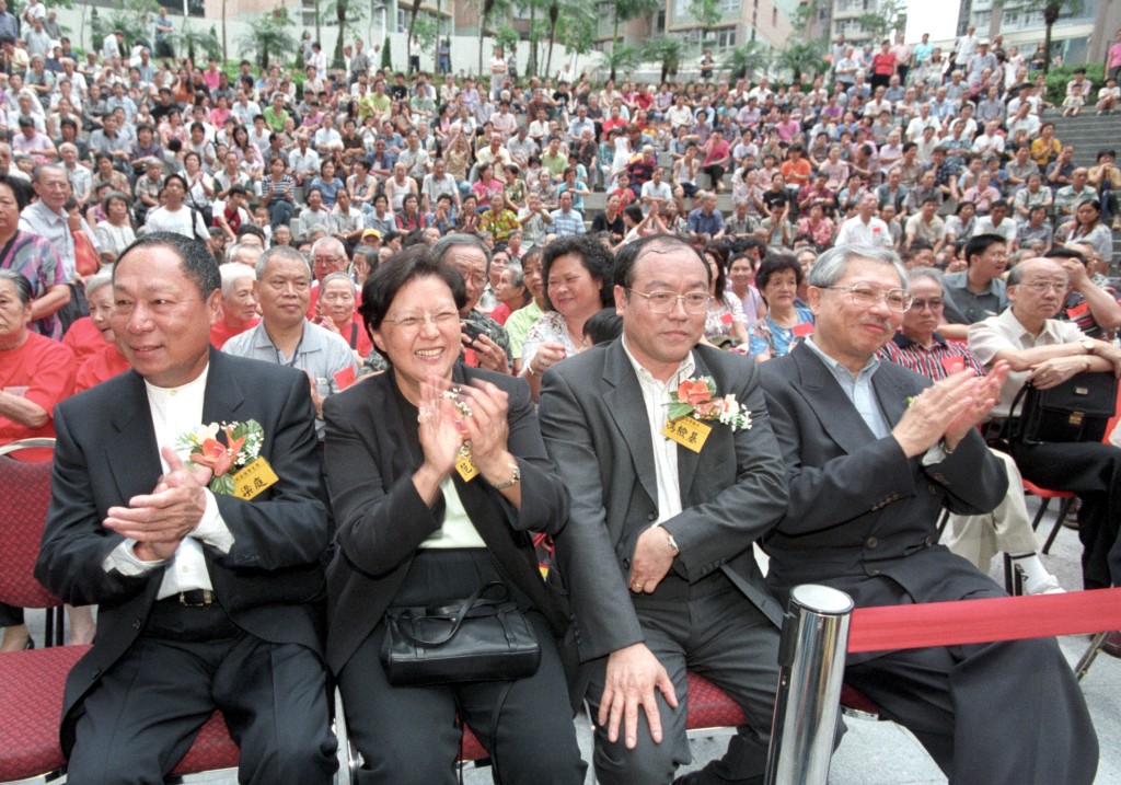 孫明揚交遊廣闊，2002年出席當年馮檢基的議員辦事處開幕，左二為前立法會主席范徐麗泰。 （資料圖片）