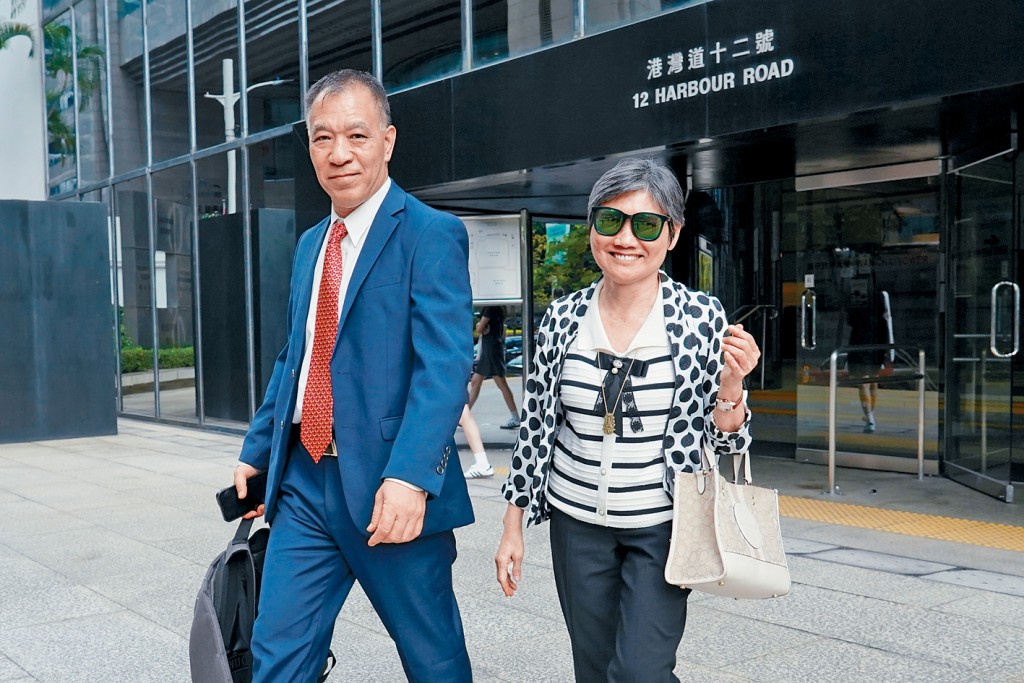 女醫生蔡淑梅（右）被控17項不誠實取用電腦罪及一項洗黑錢罪，另與已退休丈夫白偉雄（左）被控6項洗黑錢罪。