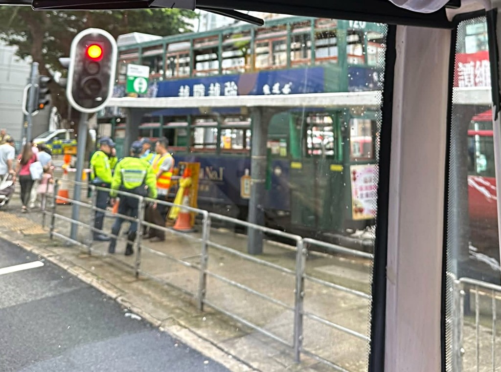 涉事電車在黃泥涌道出軌,導致跑馬地圈電車服務暫停。fb:我們都是跑馬地長大的 涉事電車在黃泥涌道出軌,導致跑馬地圈電車服務暫停。fb:我們都是跑馬地長大的