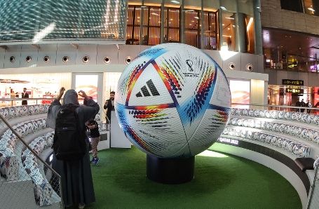 著名體育用品品牌在哈馬德國際機場設置了足球主題打卡設施。