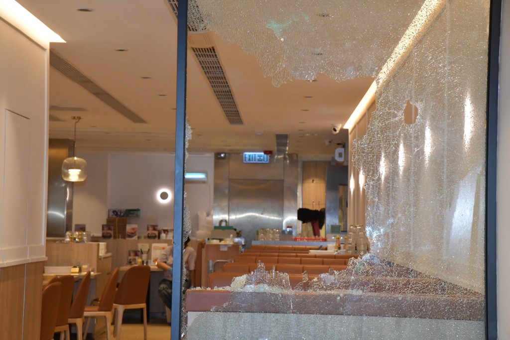 餐廳玻璃門被打爛。徐裕民攝