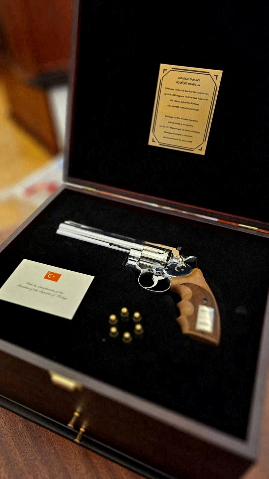 这似乎是土耳其军火制造商MKE在1990年代生产的罕见左轮手枪Gumusay .357 Magnum。路透社