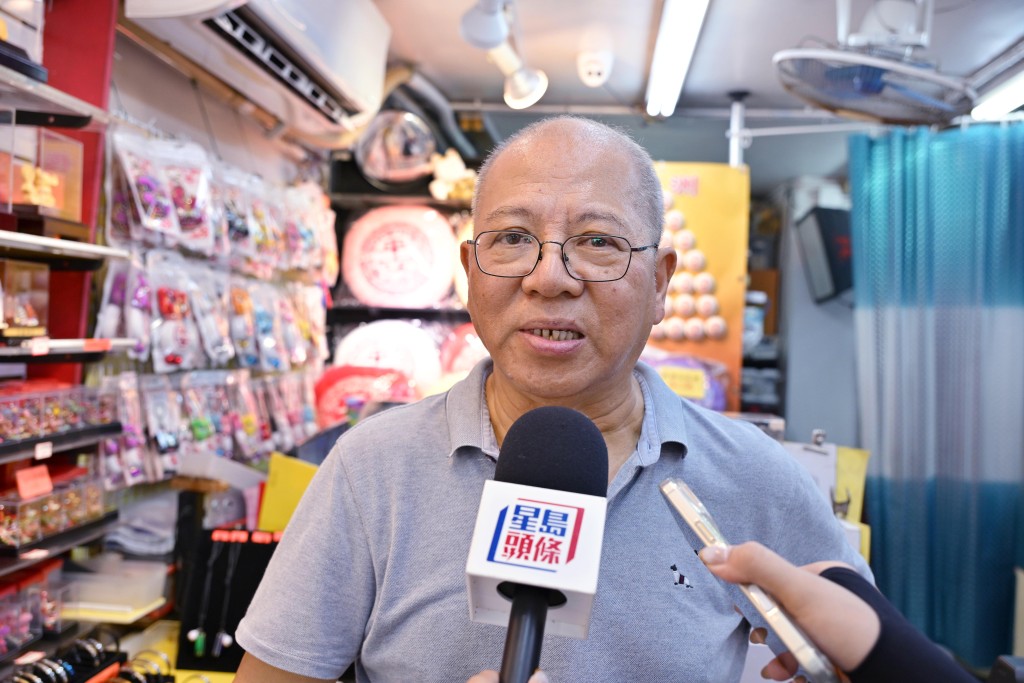 飾品店的檔主楊生表示，預計今年生意將「持平已經好開心」。