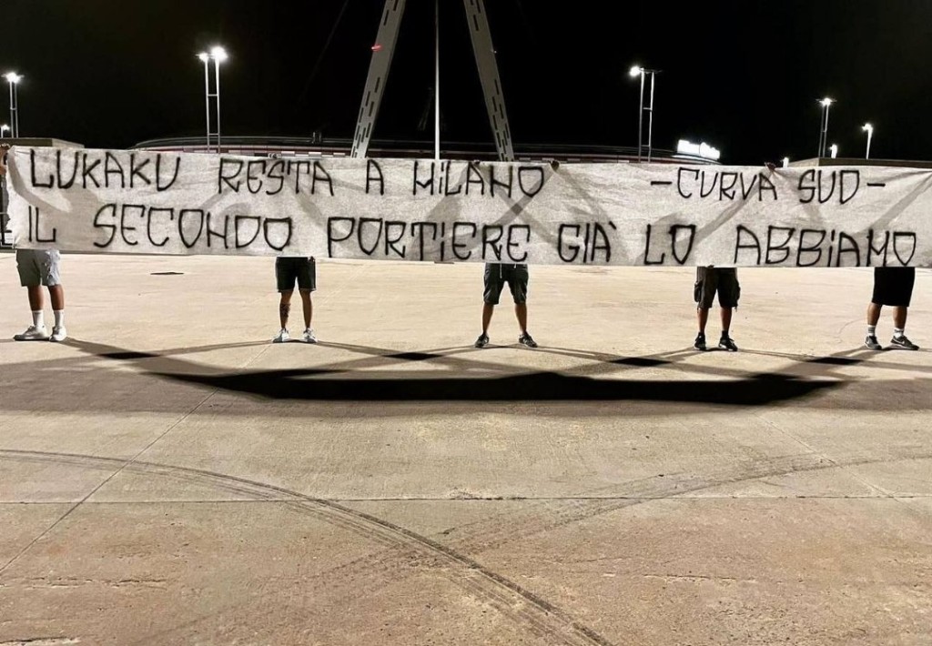 死忠球迷在祖云达斯的安联球场外，展示反对标语:「卢卡古留在米兰，我们已经有第二门将」。网上图片