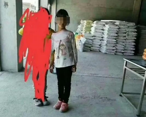 純純的父親指女兒性格內向。網圖
