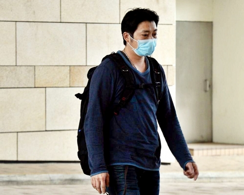 死者父親庭外哽咽:「我每晚攬住個大仔就會好掛住個細仔」。
