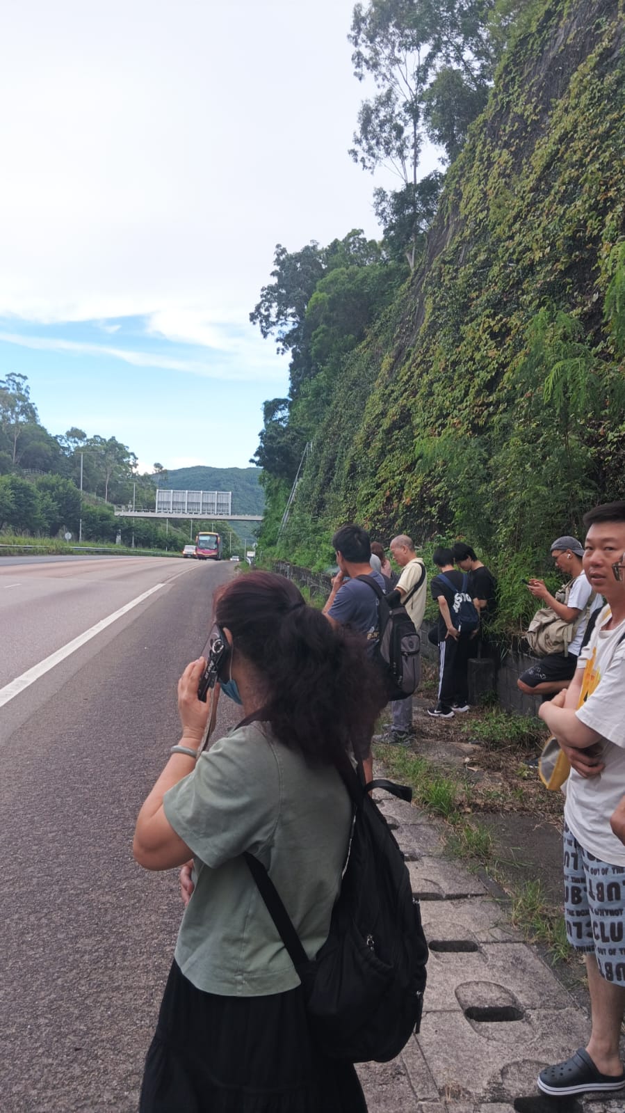 多名乘客落車等候。讀者羅先生提供 多名乘客落車等候。讀者羅先生提供