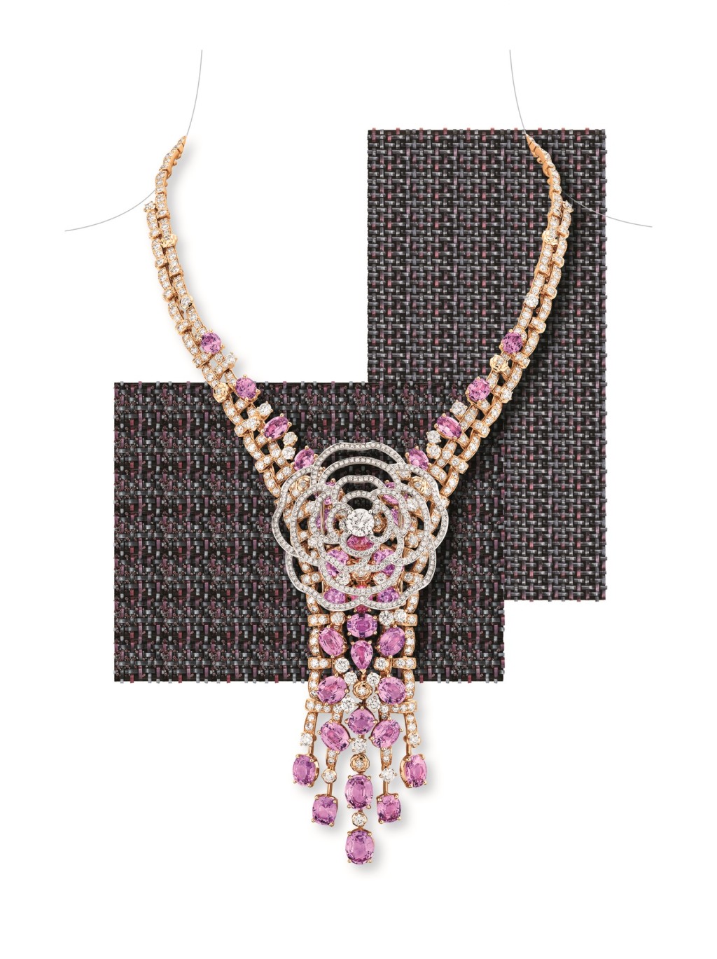 Tweed Camélia粉紅金及白金項鏈鑲嵌鑽石及粉紅藍寶石，中央的山茶花圖騰可單獨作胸針佩戴。