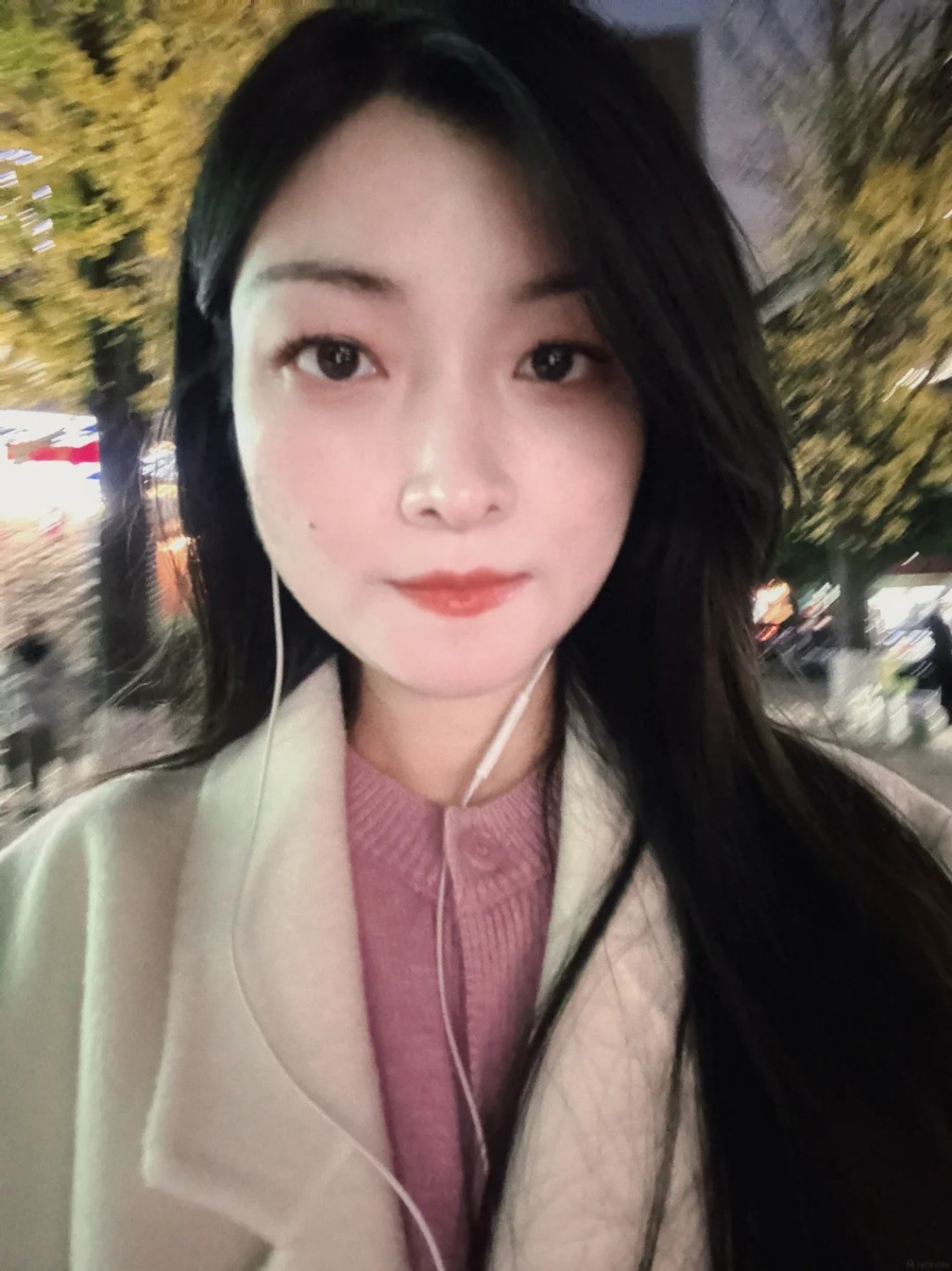 中外红人加持下令有线耳机在内地翻红。微博