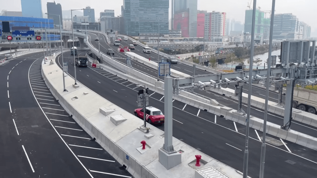 的士其后往调头往承昌道入口方向逆线行驶。FB: Simon Tsang@车Cam L(香港群组) 的士其后往调头往承昌道入口方向逆线行驶。FB: Simon Tsang@车Cam L(香港群组)