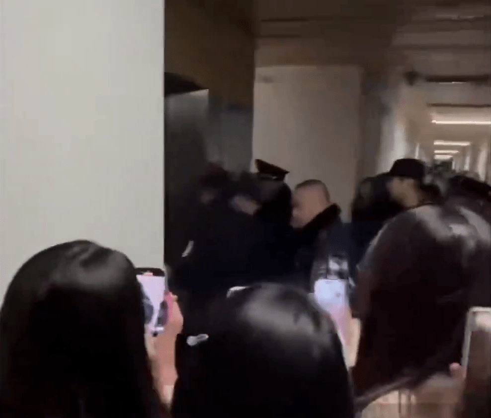 潛入男子被保安帶走。 潛入男子被保安帶走。