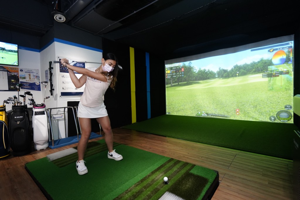 香港競技啦啦隊隊員盧蔚琳藉虛擬高爾夫球運動舒緩訓練壓力。公關提供圖片