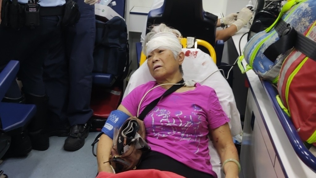 婆婆頭部受傷由救護車送院。黎志偉攝