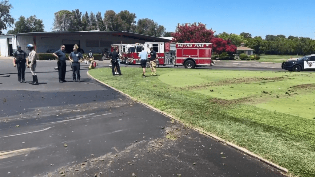 大批警方及消防到場。（X@SacFirePIO）