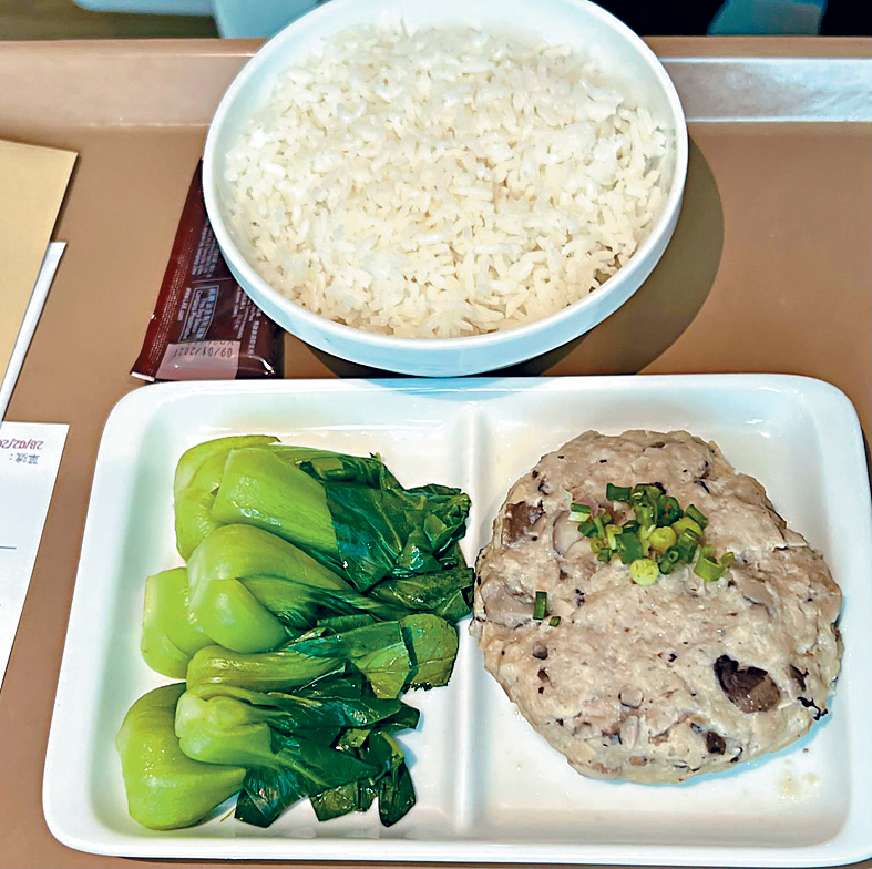 醫院餐廳的冬菇馬蹄肉餅飯 醫院餐廳的冬菇馬蹄肉餅飯