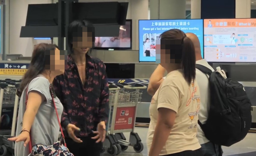 片段中已站起來的光頭佬與長髮男再度 十指緊扣糾纏,及後一名似乎認識長髮男的女子 上前勸交,高喊「我自己都有兩個女,你唔好咁 ......」,把兩雙方分隔開來,短片就此結束。Threads截圖 片段中已站起來的光頭佬與長髮男再度 十指緊扣糾纏,及後一名似乎認識長髮男的女子 上前勸交,高喊「我自己都有兩個女,你唔好咁 ......」,把兩雙方分隔開來,短片就此結束。Threads截圖