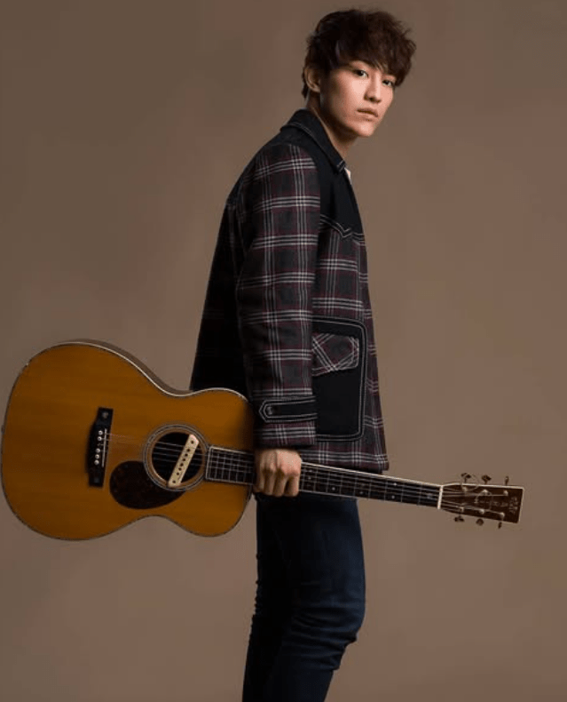 羅啟聰的唱歌及彈結他功力曾被大讚。羅啟聰ig圖片