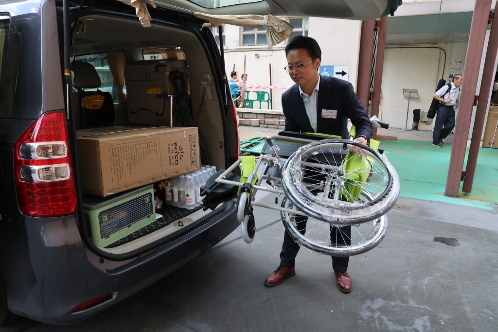 觀塘民聯會理事長洪錦鉉相信，200張輪椅轉贈關愛隊在社區循環使用，較贈予單單200人有更大成效。