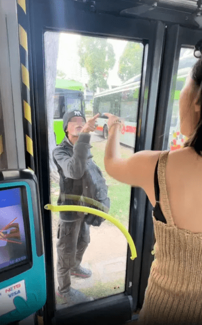 中國女子在新加坡旅遊遭醉漢騷擾辱罵。瀟湘晨報