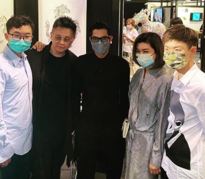 馬興文(左二)和城城(中)及樂易玲等人合照。