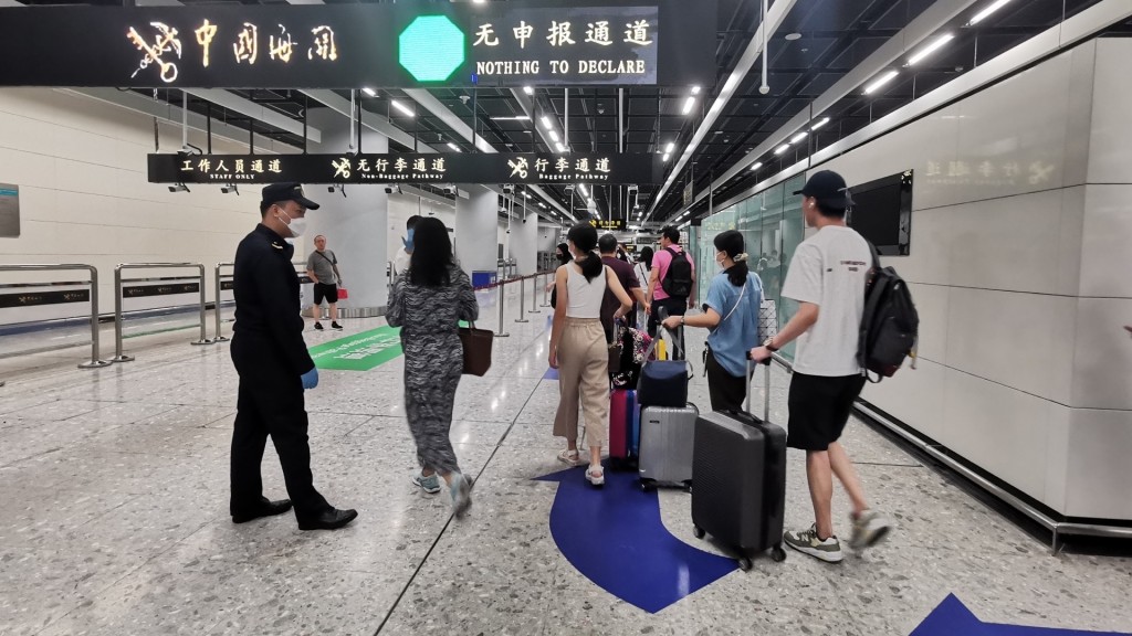 香港遊客進入西九龍站，準備乘高鐵前往內地。新華社