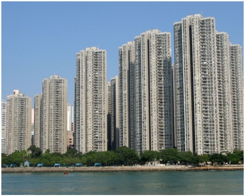 現場是荃灣海濱花園第5座對開海面。網圖