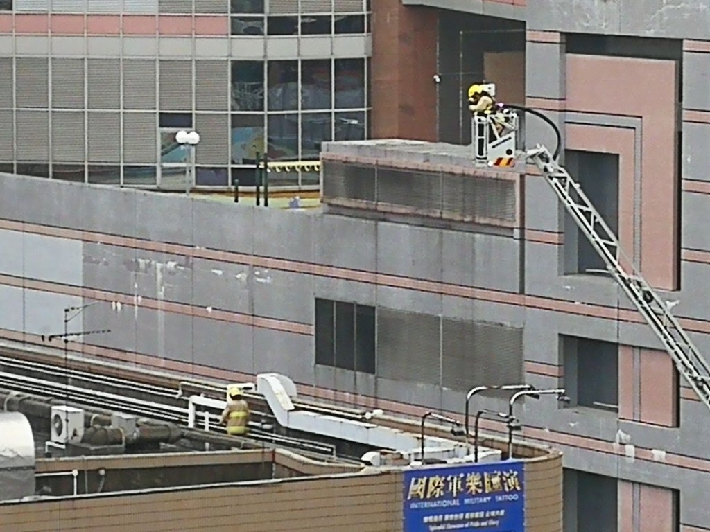 葵涌劇院地下一間中菜館抽油煙槽噴火冒黑煙，多名員工疏散。