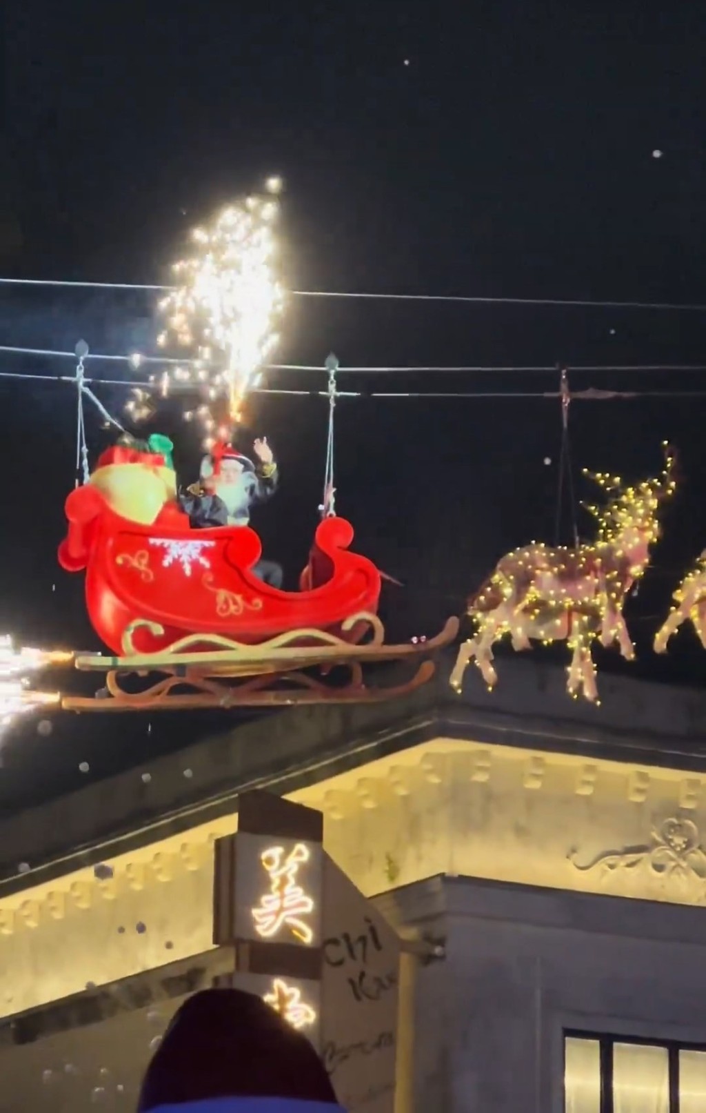 廣東一景區安排人員打扮成鰲拜版聖誕老人。小粵視頻