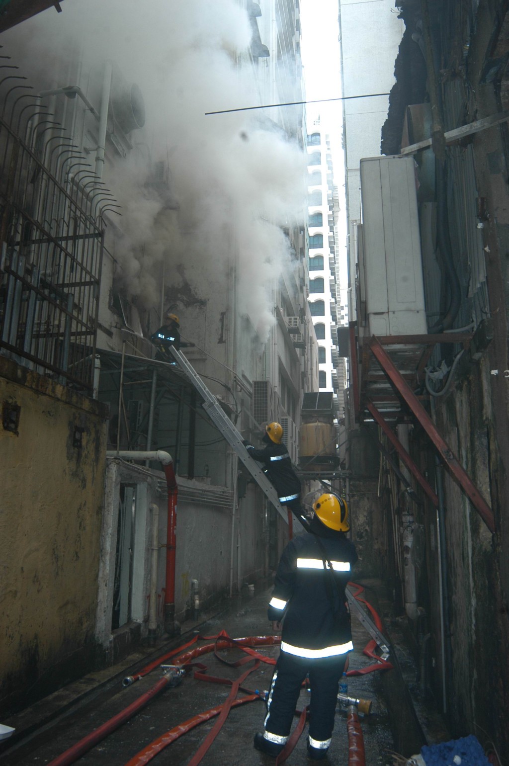 消防處出動超過200名消防員救火。資料圖片