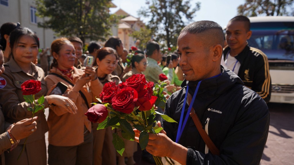 被俘柬埔寨士兵过境回国，受到军民热烈欢迎。 路透社