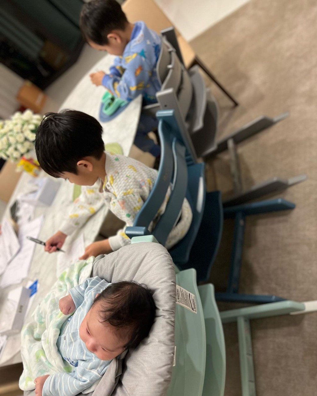 人工嬰兒床，兩兄弟亦有私家刻名椅子。