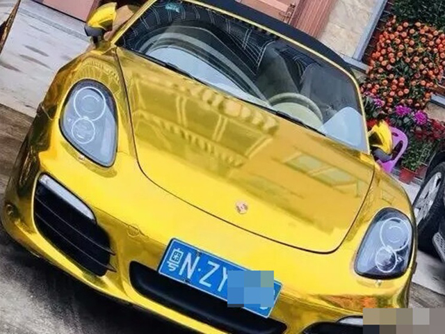金色保時捷跑車。 網圖