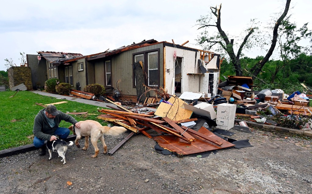 田納西州早前亦受到龍捲風吹襲，多間房屋被摧毀。路透社