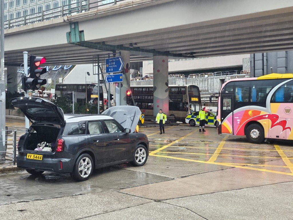 一輛私家車與旅遊巴在窩打老道與歌和老街交界發生相撞。 一輛私家車與旅遊巴在窩打老道與歌和老街交界發生相撞。