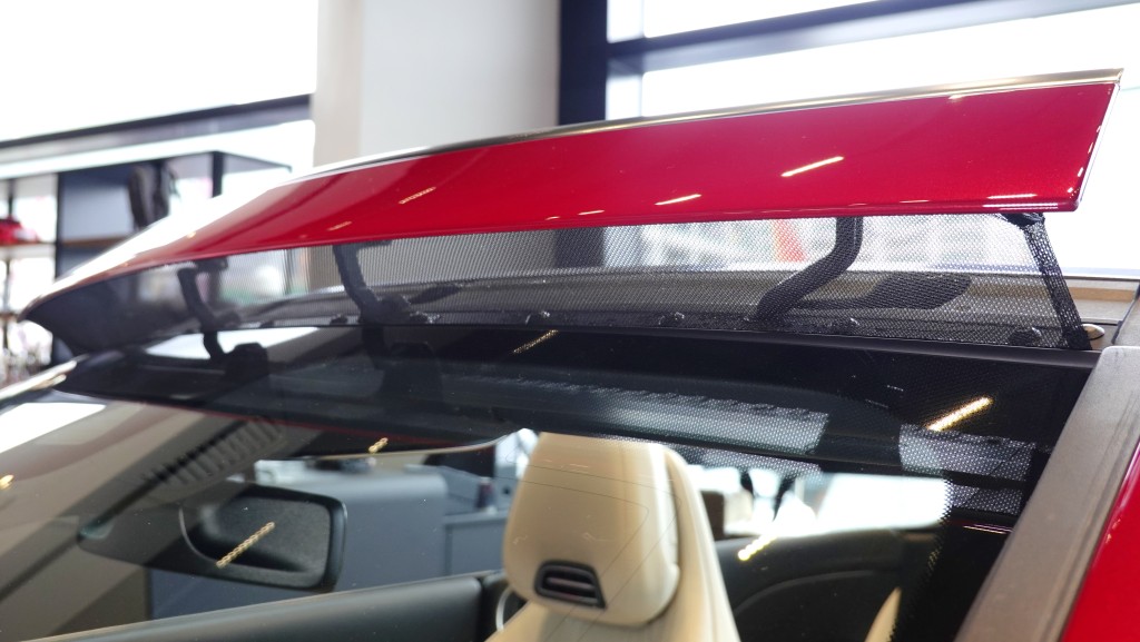 平治全新CLE開篷轎跑車，前擋風玻璃上方設有隱蔽式Aircap風擋。