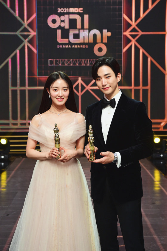 俊昊及李世榮在「MBC演技大賞」中奪得CP獎。