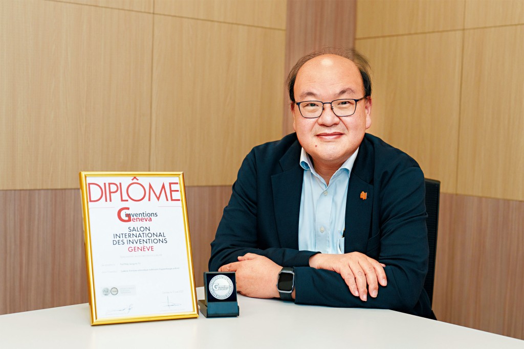 教大數據科學與人工智能中心實驗室副總監楊良河教授和其團隊研發的「多模態人工智能驅動的語文能力增強系統」,在日內瓦國際發明展中榮獲銀獎。 教大數據科學與人工智能中心實驗室副總監楊良河教授和其團隊研發的「多模態人工智能驅動的語文能力增強系統」,在日內瓦國際發明展中榮獲銀獎。