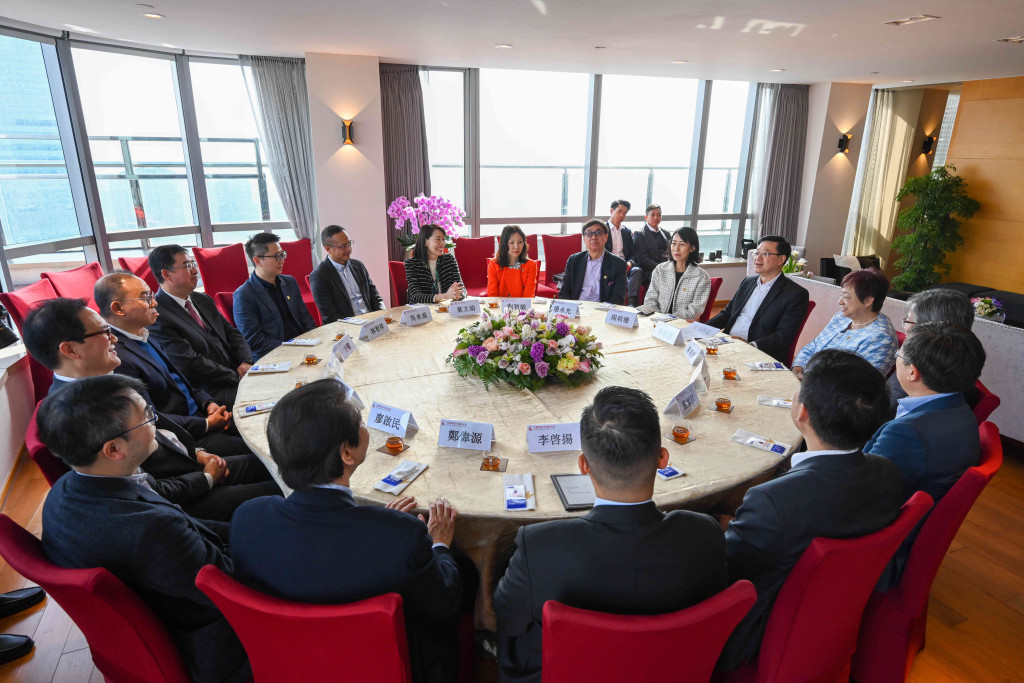 行政长官李家超在北京与中国香港（地区）商会代表茶聚。（李家超fb图片）