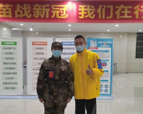 接種新冠疫苗的志願者出院。網圖