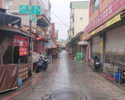 台南市安平老街周末一片死寂。中時
