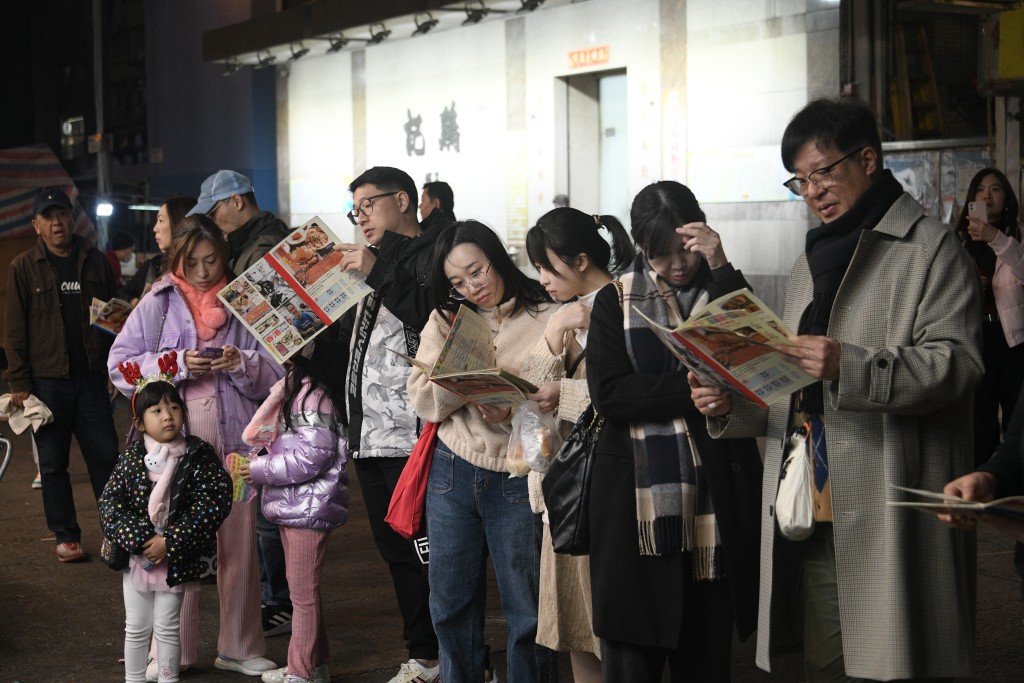 油麻地廟街的一間煲仔飯店大排長龍。陳浩元攝