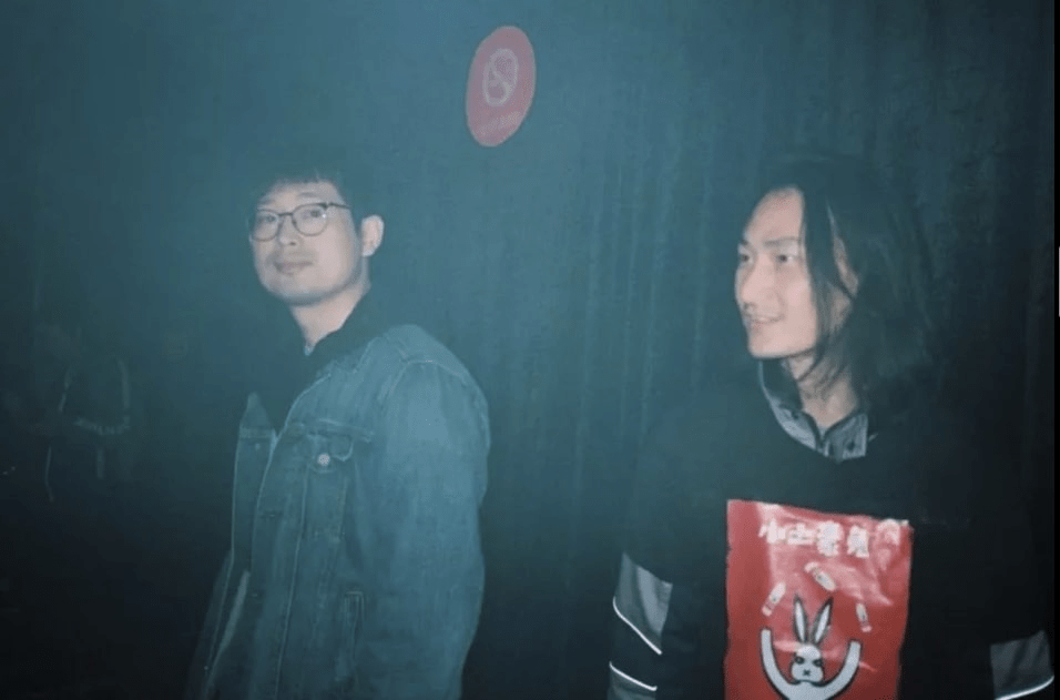 行為藝術家「堅果兄弟」。 網圖 行為藝術家「堅果兄弟」。 網圖
